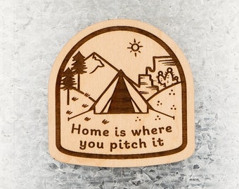 Home Is Where You Pitch It Magnet - camping, camping sous tente, aventure, plein air, sentiers de randonnée