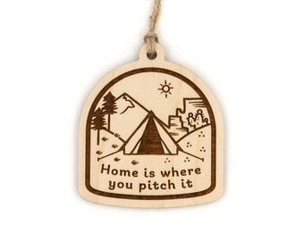 Home Is Where You Pitch It Wood Ornament - terrain de camping, camping sous tente, aventure, plein air, sentiers de randonnée, sortez
