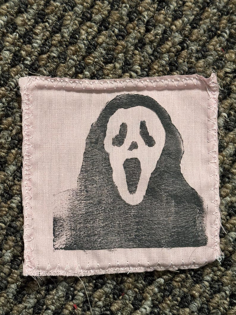 Pu&ograve; includere: Una toppa in tessuto rosa con una grafica in bianco e nero della maschera di Ghostface della serie di film horror Scream. La toppa ha un bordo cucito ed &egrave; progettata per essere cucita su vestiti o accessori.