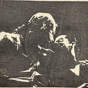 Pode incluir: Uma gravura em linóleo a preto e branco que retrata um grupo de figuras num ambiente escuro e sombreado. As figuras são representadas com linhas arrojadas e áreas claras e escuras contrastantes, criando um efeito dramático. A impressão tem um aspeto texturizado.