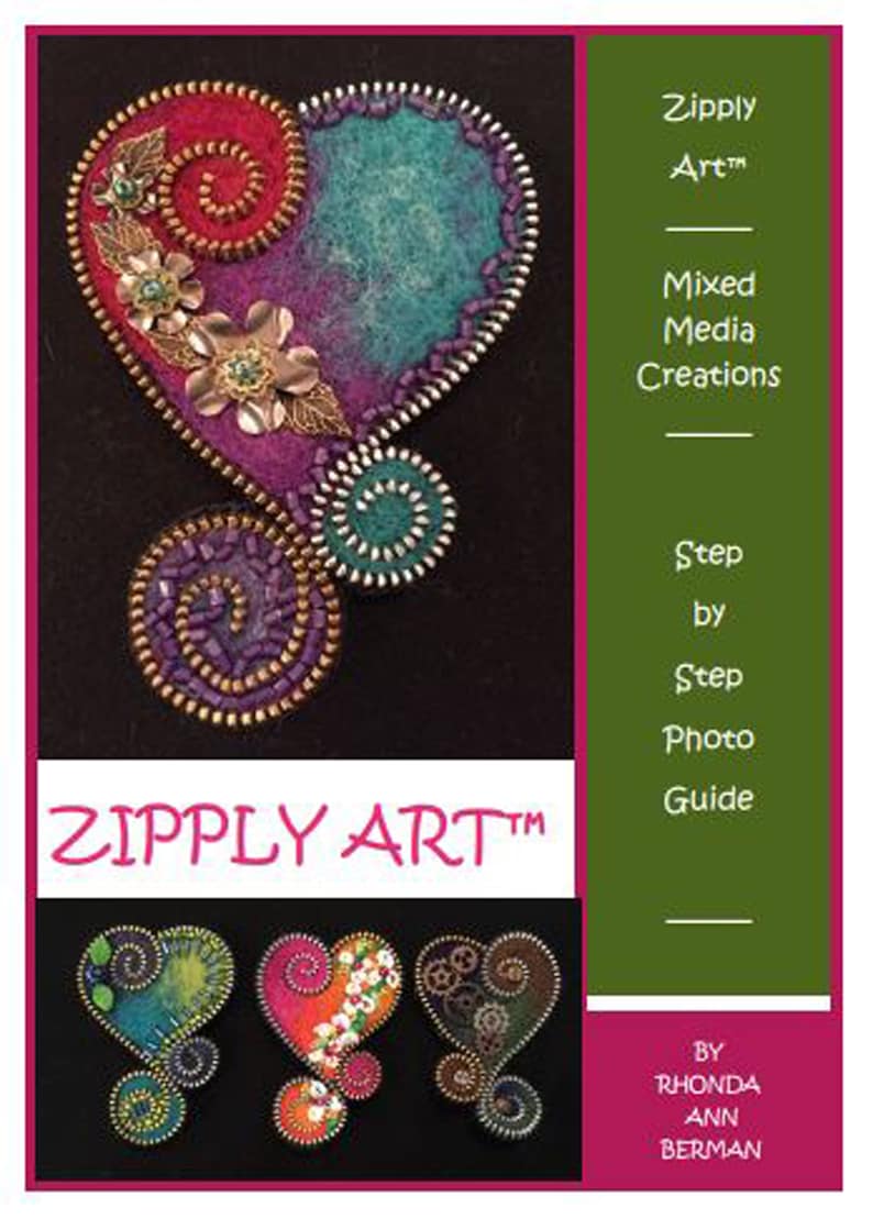 Pu&ograve; includere: Una guida fotografica passo dopo passo per creare opere d'arte a tecnica mista utilizzando le cerniere. La copertina presenta un design colorato a forma di cuore realizzato con cerniere, perline e feltro. Il titolo "Zipply Art&trade;" &egrave; visualizzato in rosa.