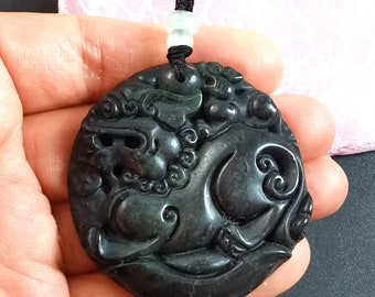彫刻された翡翠のペンダント：龍、馬、花のお守り - Etsy 日本