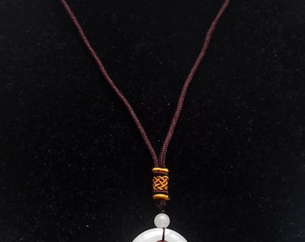 Collana con ciondolo a ciambella in giada bianca: amuleto regolabile, accento di corniola