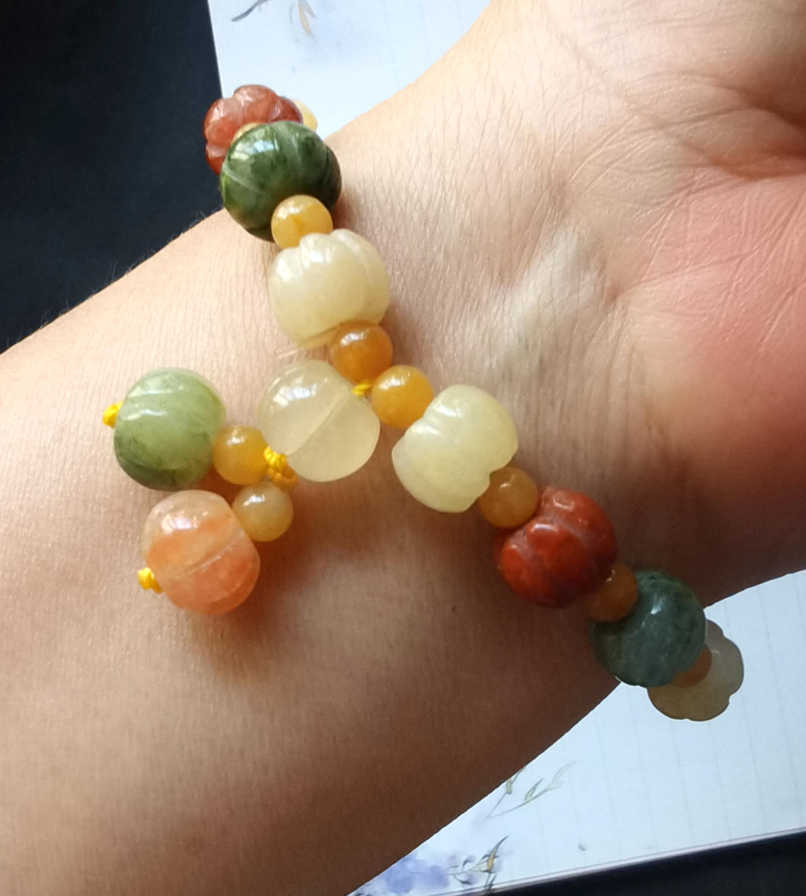 彫刻された翡翠のかぼちゃのブレスレット：虹色の宝石ビーズ、幸運の