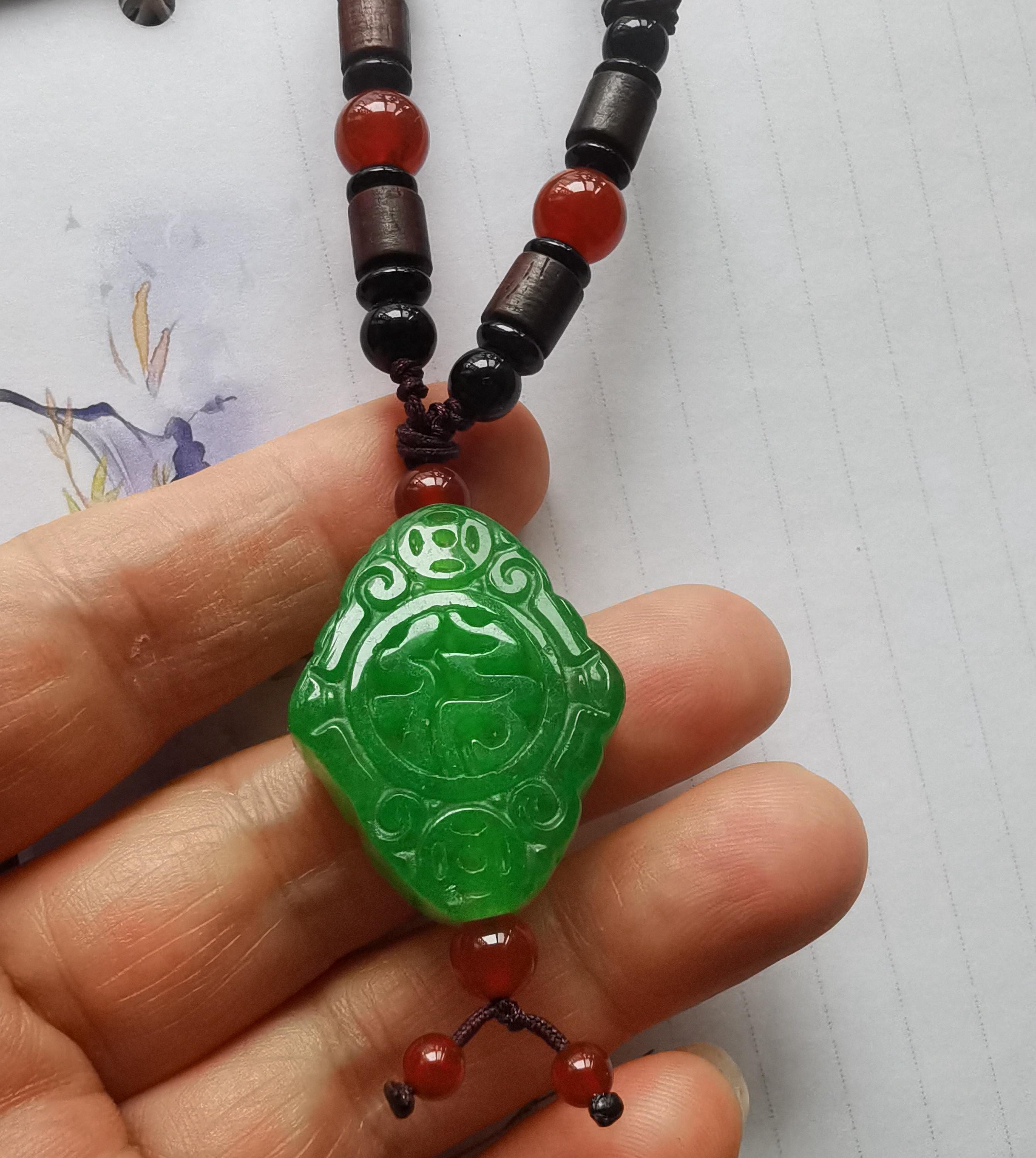 緑翡翠の長寿のお守りネックレス：中国の守護神ペンダント - Etsy 日本