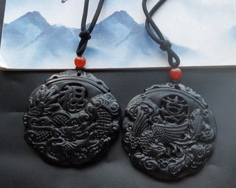 彫刻された翡翠のペンダント：鳳凰と龍のお守りネックレス - Etsy 日本