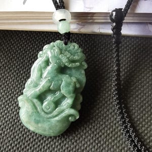 緑翡翠の長寿のお守りネックレス：中国の守護神ペンダント - Etsy 日本