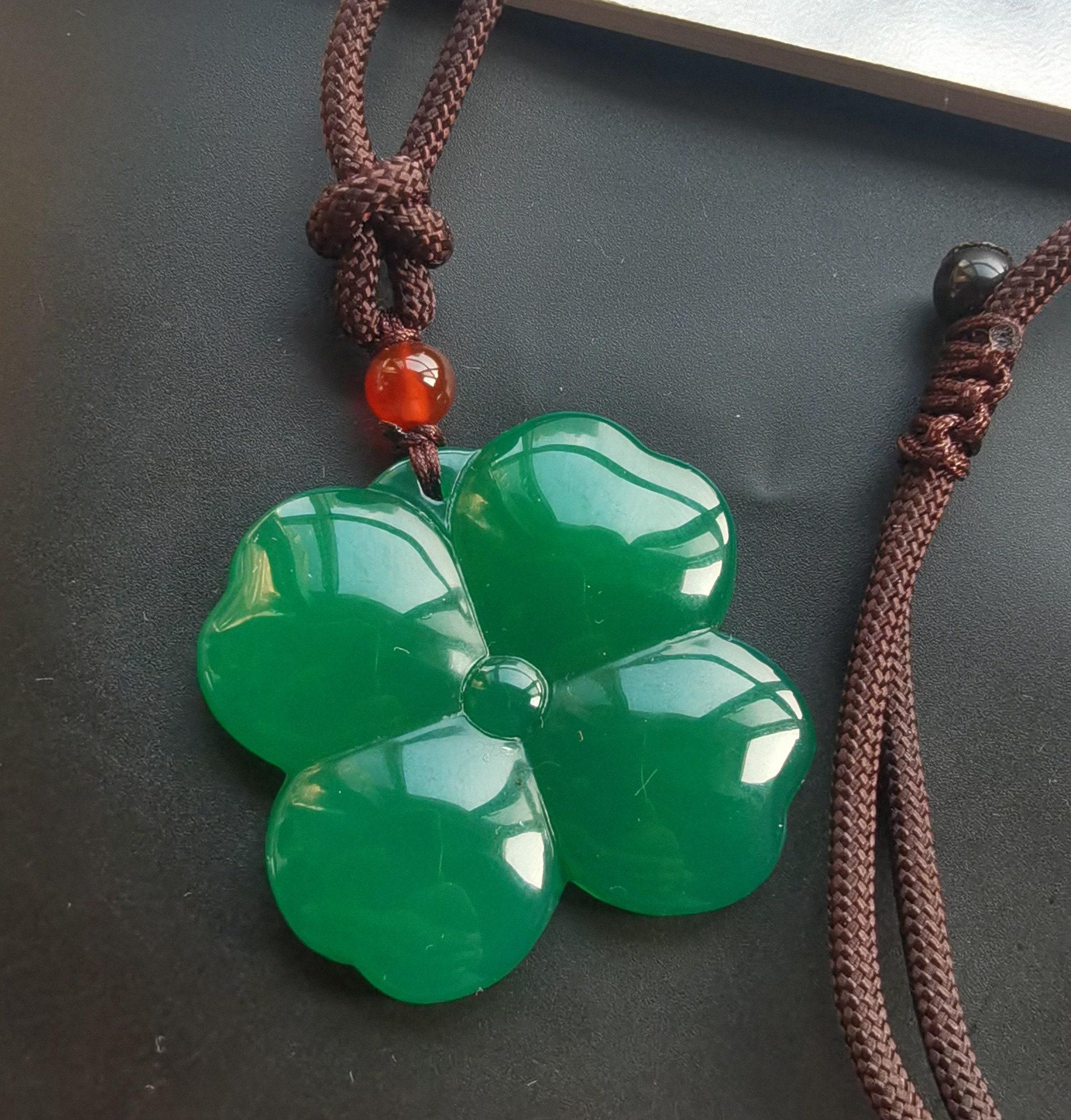 グリーンカルセドニー四つ葉のクローバーペンダント：調節可能なシルク