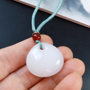 24インチ ティアドロップ 幸運の天然ホワイト 翡翠石ペンダントネックレス、祝福のお守りネックレス、ホリデーギフト、母の日、誕生日、男性用ネックレス