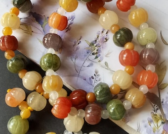 彫刻された翡翠のかぼちゃのブレスレット：虹色の宝石ビーズ、幸運の