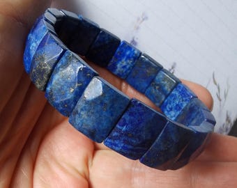Pulsera de cuentas de piedra lapislázuli natural con hilo elástico.