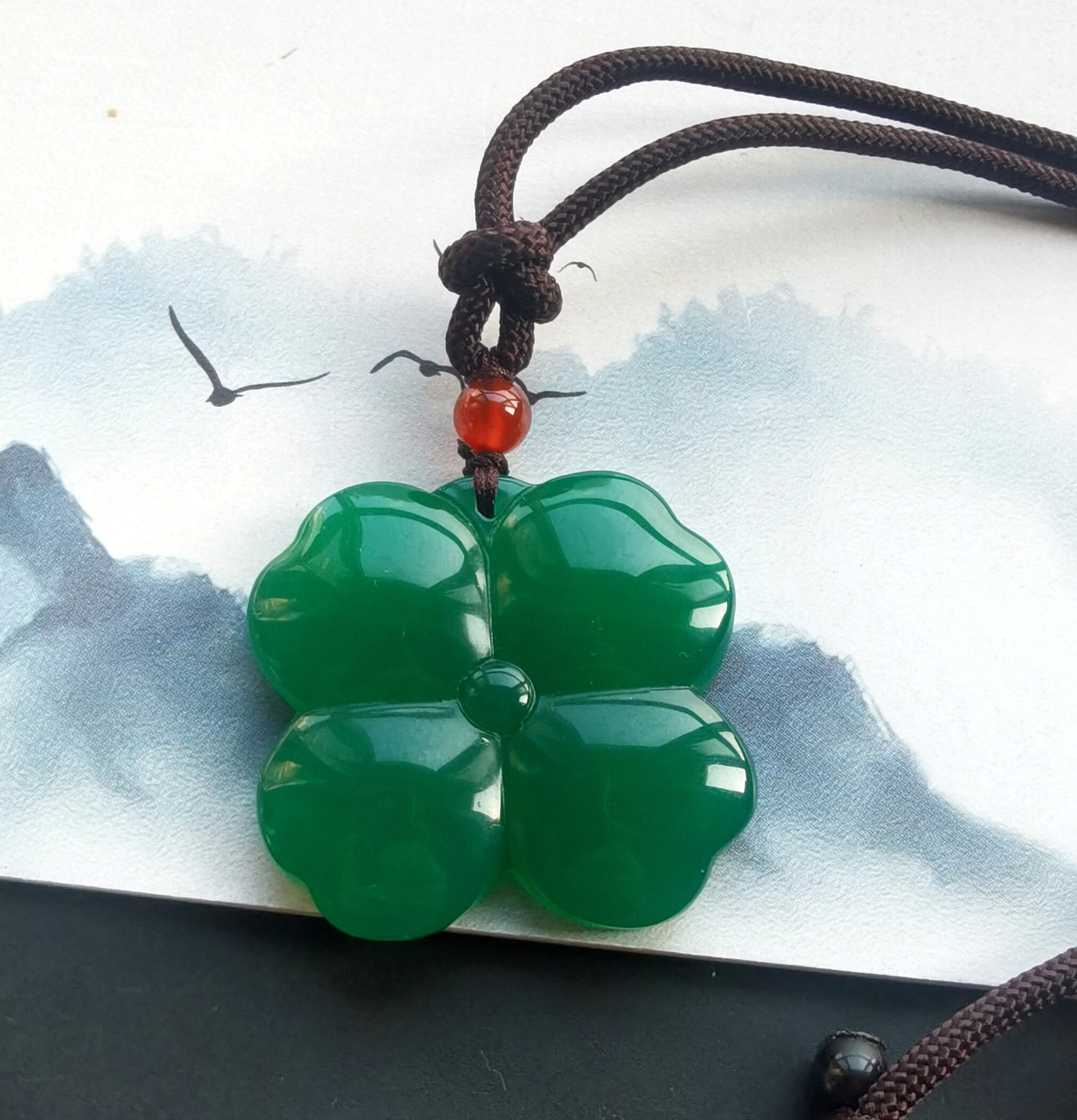 グリーンカルセドニー四つ葉のクローバーペンダント：調節可能なシルク