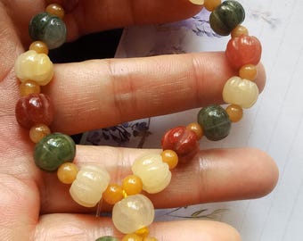 彫刻された翡翠のかぼちゃのブレスレット：虹色の宝石ビーズ、幸運の