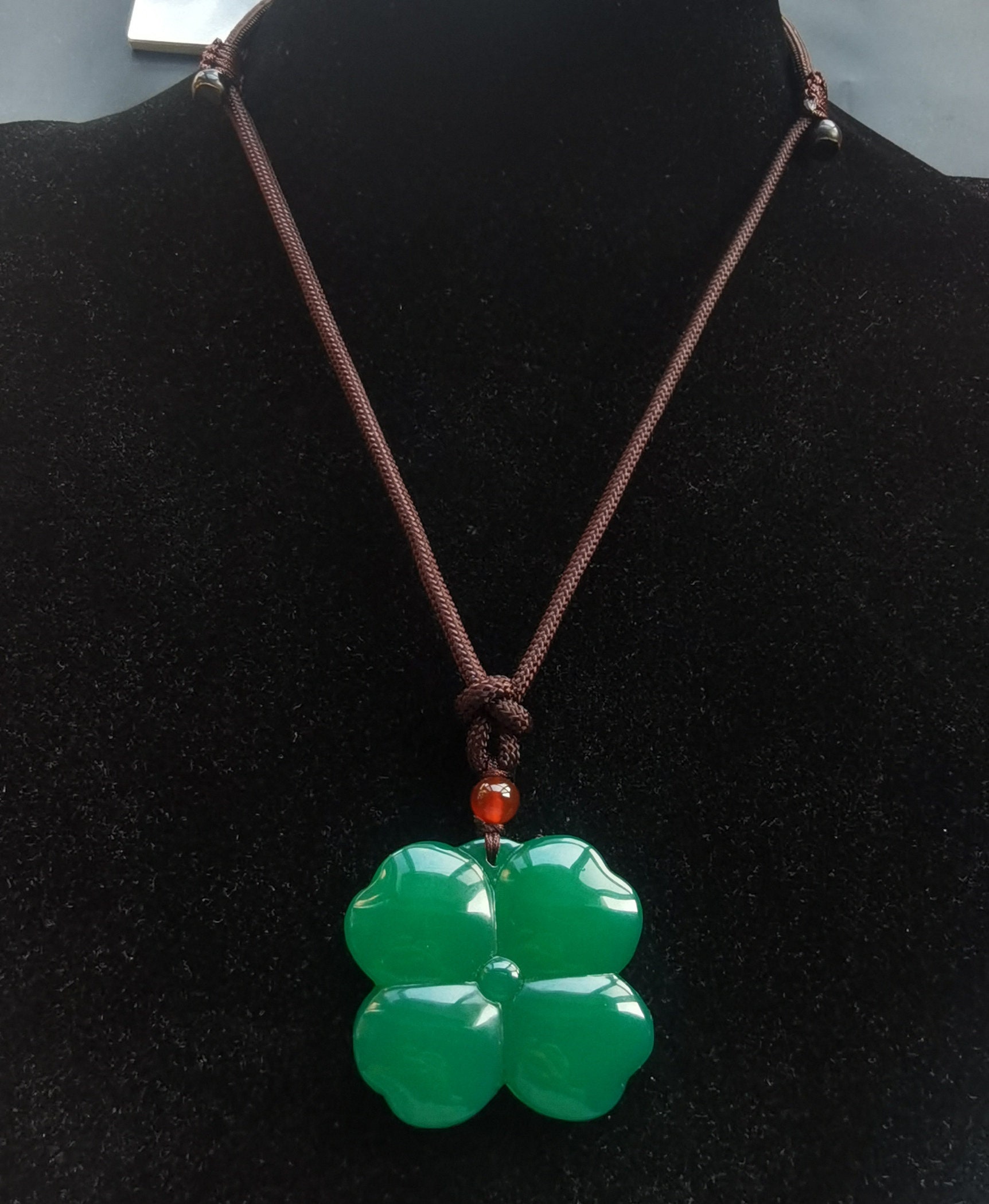 グリーンカルセドニー四つ葉のクローバーペンダント：調節可能なシルク