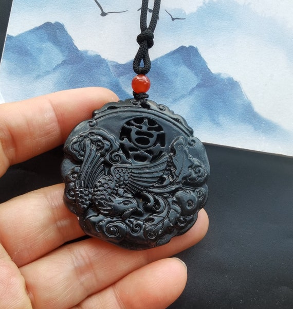 彫刻された翡翠のペンダント：鳳凰と龍のお守りネックレス - Etsy 日本