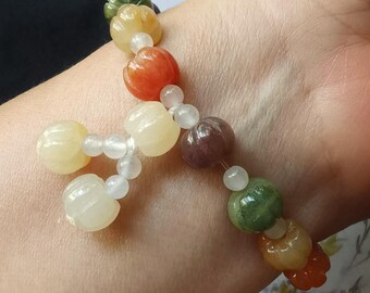 彫刻された翡翠のかぼちゃのブレスレット：虹色の宝石ビーズ、幸運の