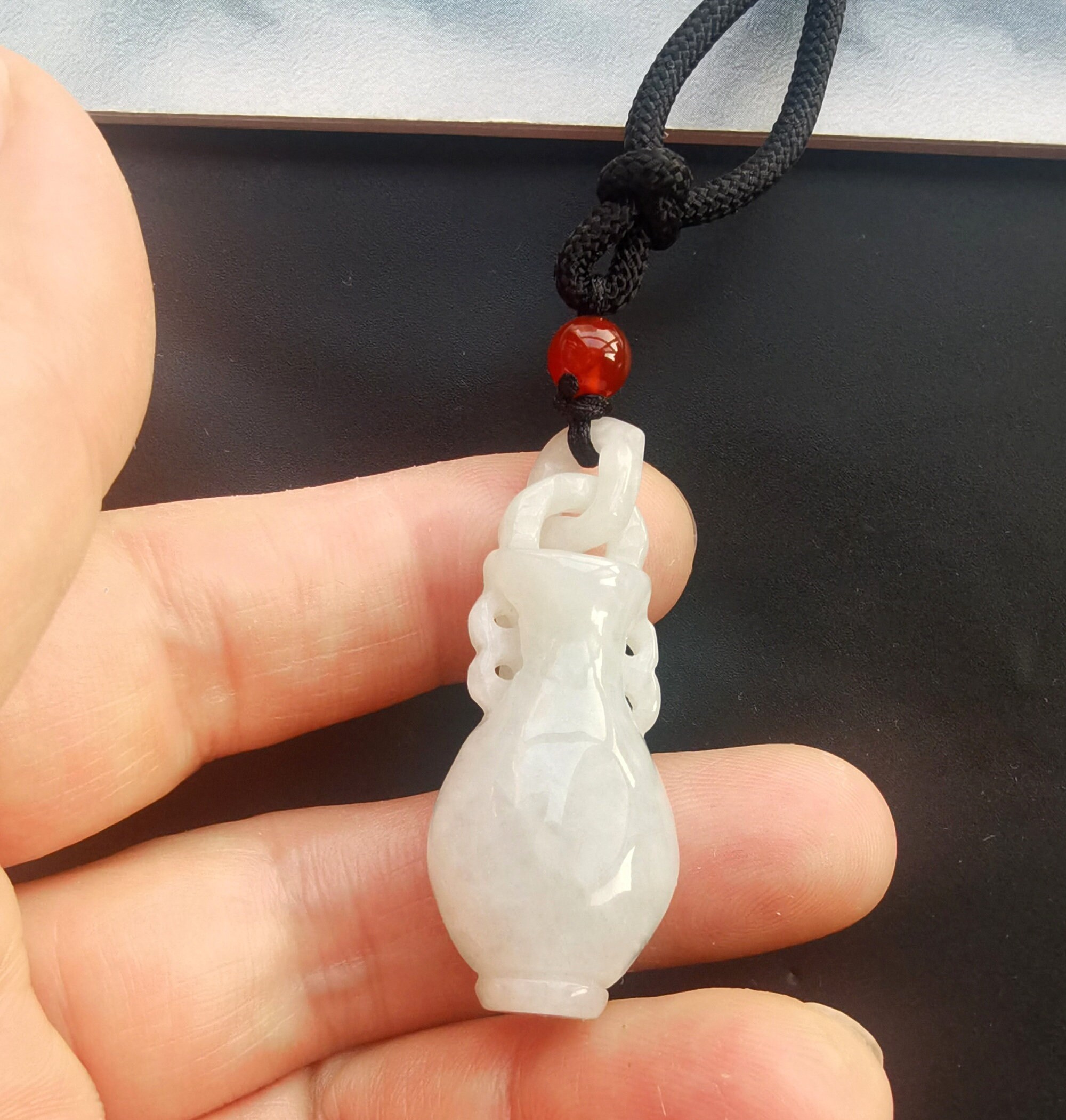 ユニークな彫刻未処理天然ビルマ翡翠石花瓶ペンダント、グレードA