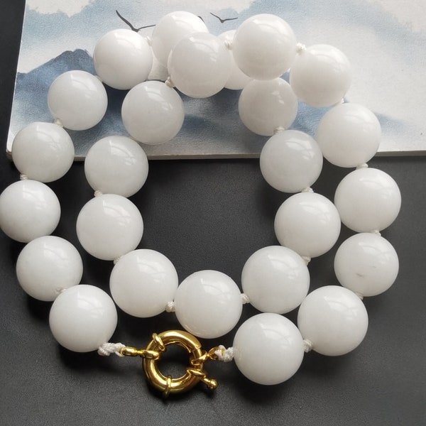 Grand collier rond en pierre de jade blanc naturel de 14 mm, collier de perles rondes à breloques, collier noué avec déclaration