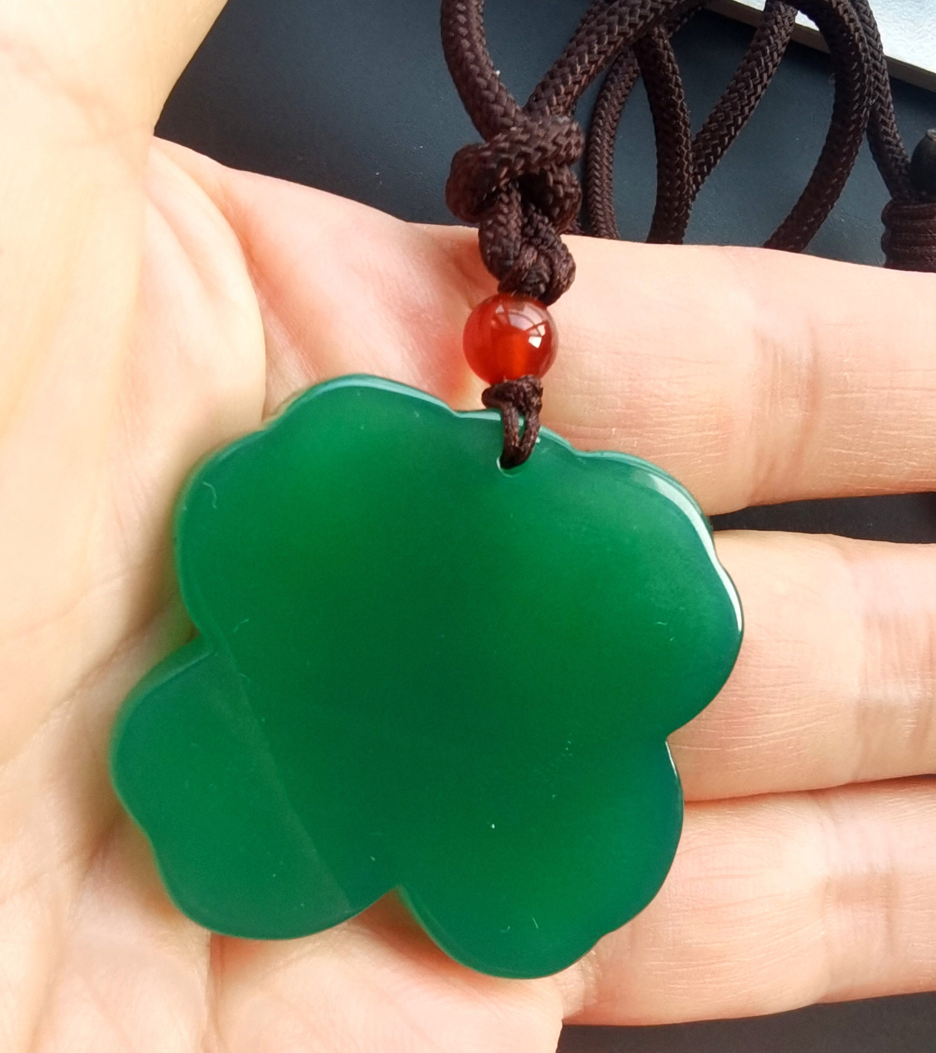 グリーンカルセドニー四つ葉のクローバーペンダント：調節可能なシルク