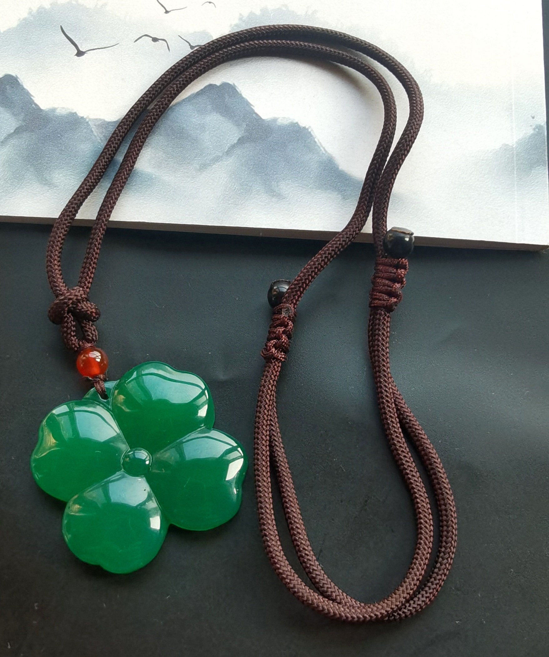 グリーンカルセドニー四つ葉のクローバーペンダント：調節可能なシルク