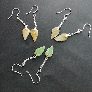 Puede incluir: Cuatro pares de pendientes con colgantes en forma de hoja. Dos pares son verdes y dos pares son amarillos.
