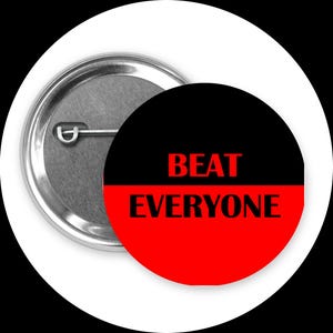 Puede incluir: Un botón redondo con un diseño negro y rojo. La mitad superior es negra y la mitad inferior es roja. Las palabras "BEAT EVERYONE" están impresas en rojo en el botón.