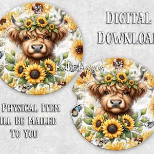 Puede incluir: Una descarga digital de dos posavasos redondos con una vaca Highland con una corona de girasoles. Los posavasos tienen un fondo blanco con un patrón de girasoles y mariposas.