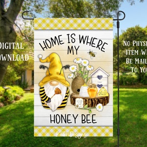 Puede incluir: Un gnomo amarillo y negro con una colmena y un tarro de miel sobre un fondo de madera. El texto "Home is where my honey bee" está escrito en el cartel. El fondo es un patrón de cuadros amarillos y blancos.
