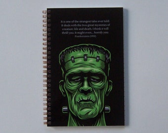 Pode incluir: Um caderno espiral preto com uma ilustração verde e preta do monstro de Frankenstein. O caderno inclui uma citação do livro Frankenstein (1931) que diz: "É uma das histórias mais estranhas já contadas. Trata dos dois grandes mistérios da criação: a vida e a morte. Acho que vai te emocionar. Pode até... te aterrorizar."