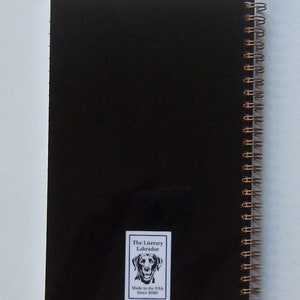 Pode incluir: Caderno preto de espiral com um r&oacute;tulo branco que diz "The Literary Labrador" e tem uma ilustra&ccedil;&atilde;o em preto e branco de um labrador retriever. O r&oacute;tulo tamb&eacute;m diz "Made in the USA Since 2020".