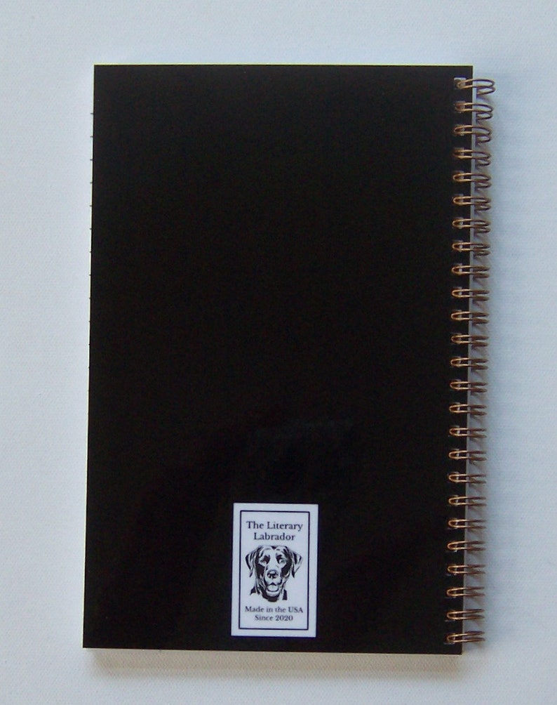 Pode incluir: Caderno preto de espiral com um r&oacute;tulo branco que diz "The Literary Labrador" e tem uma ilustra&ccedil;&atilde;o em preto e branco de um labrador retriever. O r&oacute;tulo tamb&eacute;m diz "Made in the USA Since 2020".