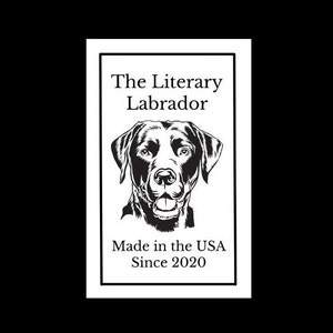Pode incluir: Ilustra&ccedil;&atilde;o em preto e branco de um c&atilde;o Labrador Retriever com o texto "The Literary Labrador" e "Made in the USA Since 2020".