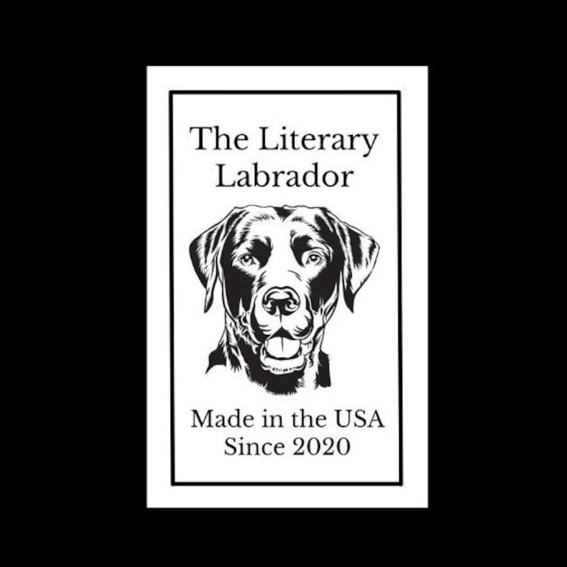 Pode incluir: Ilustra&ccedil;&atilde;o em preto e branco de um c&atilde;o Labrador Retriever com o texto "The Literary Labrador" e "Made in the USA Since 2020".