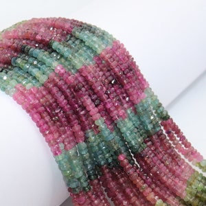 Puede incluir: Una hebra de cuentas de piedras preciosas multicolores. Las cuentas son facetadas y tienen forma cuadrada. Los colores de las cuentas son rosa, verde y azul.