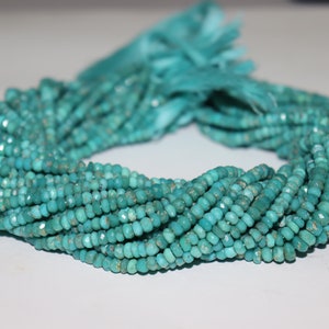 Pode incluir: Um fio de contas de pedra turquesa, cada conta é facetada e tem uma cor azul clara. As contas são enfiadas em um fio fino e estão prontas para serem usadas para a elaboração de joias.