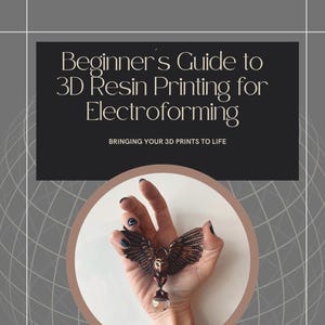 Könnte beinhalten: Buchcover mit dem Titel "Beginner's Guide to 3D Resin Printing for Electroforming". Das Bild zeigt eine Hand, die eine bronzefarbene Skulptur mit ausgebreiteten Flügeln hält. Der Hintergrund ist neutralfarben mit einem geometrischen Design.