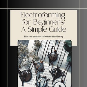 Puede incluir: Una guía para principiantes en electroformación, que muestra un primer plano de varios collares con diseños únicos e intrincados. Los collares presentan varios elementos naturales, incluyendo ramas, piedras y cristales, todos electroformados en cobre. Los collares se muestran en un libro abierto, con el texto "Electroforming for Beginners: A Simple Guide" visible en la parte superior de la imagen.