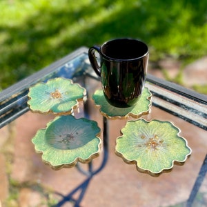 Shimmering green gold flower coasters, handmade epoxy resin coasters with color-shifting pigments, 4.5” diameter