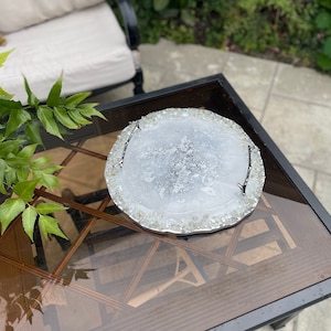 XL handmade serving tray with glass rim, white and silver centerpiece, epoxy resin tray with handles, geode agate shape, 16” diameter
