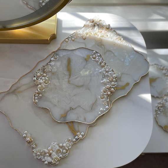Marbled trays with pearl flowers, vanity decor tray for perfume and jewelry in custom size, handmade resin tray with gold or silver marbling