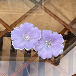 Pastel lilac flower coasters with silver accents, handmade epoxy resin coasters, 4.5” diameter, light purple home decor coaster set