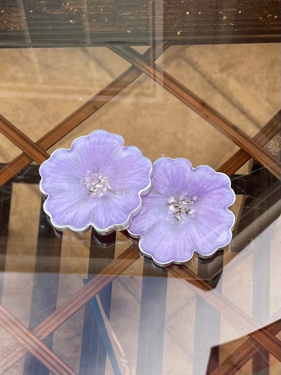 Pastel lilac flower coasters with silver accents, handmade epoxy resin coasters, 4.5” diameter, light purple home decor coaster set