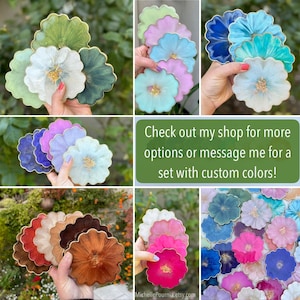 Peut inclure: Ensemble de six sous-verres en r&eacute;sine avec un motif floral. Chaque sous-verre pr&eacute;sente une couleur diff&eacute;rente et un accent dor&eacute;. Les sous-verres sont dispos&eacute;s en cercle sur une surface blanche.