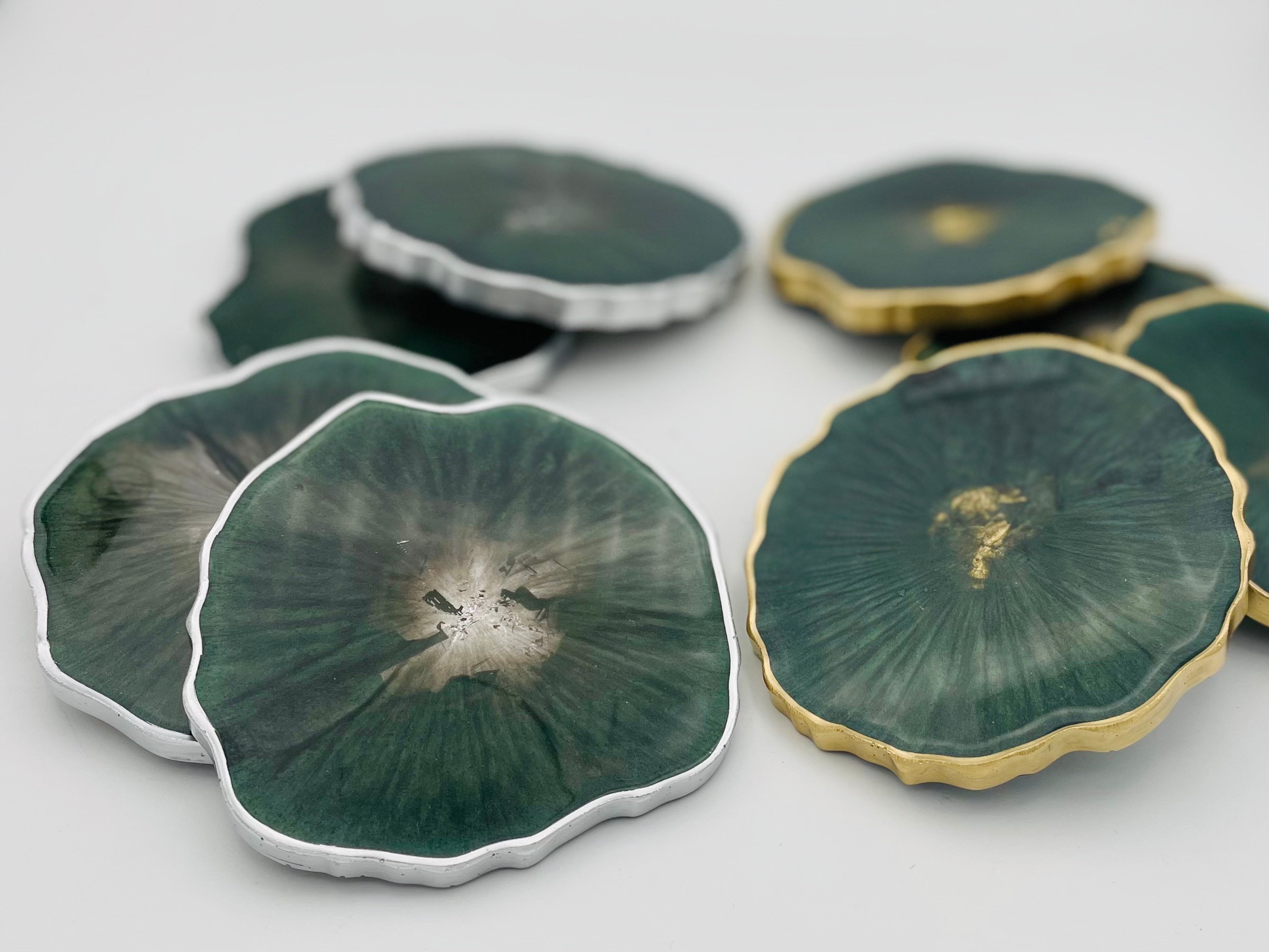 Deep emerald green resin coasters with gold or silver accents Etsy België