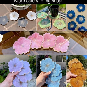 Op de afbeelding: Set van vier harsonderzetters met een bloemenontwerp en gouden rand. De onderzetters zijn verkrijgbaar in verschillende kleuren, waaronder roze, blauw, paars en goud.  Meer kleuren in mijn winkel! MichellePourniaEtsy.com