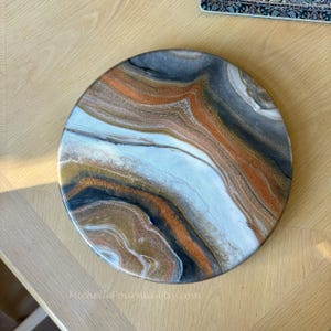 Plato giratorio Lazy Susan hecho a mano, decoración de mesa central en tonos de negro, blanco y bronce, resina sobre madera maciza, arte abstracto de geoda, 15 pulgadas