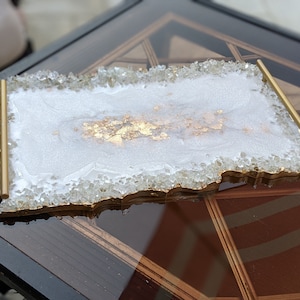 Large tray with crystal glass rim, handmade epoxy resin tray, decorative serving tray with geode shape, modern white and gold decor, 18x11”
