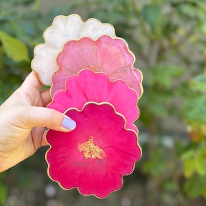 Handmade flower coasters, personalized coaster set in shades of pink, custom epoxy resin coasters, maximalist decor or functional pop art