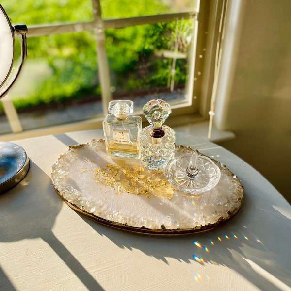 Oval tray with reflective glass rim, handmade with epoxy resin and glass, decorative serving tray, pearl white and gold perfume tray, 14x9”