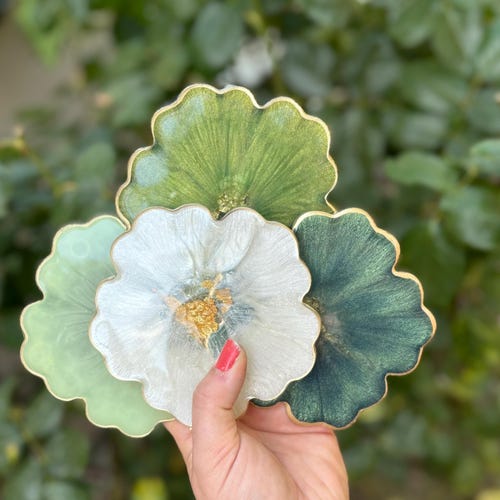 Sous-verres de fleurs vertes, sous-verres en résine époxy faits main avec des accents dorés, ensemble de sous-verres en résine, cadeaux pour la maison avec des couleurs personnalisées